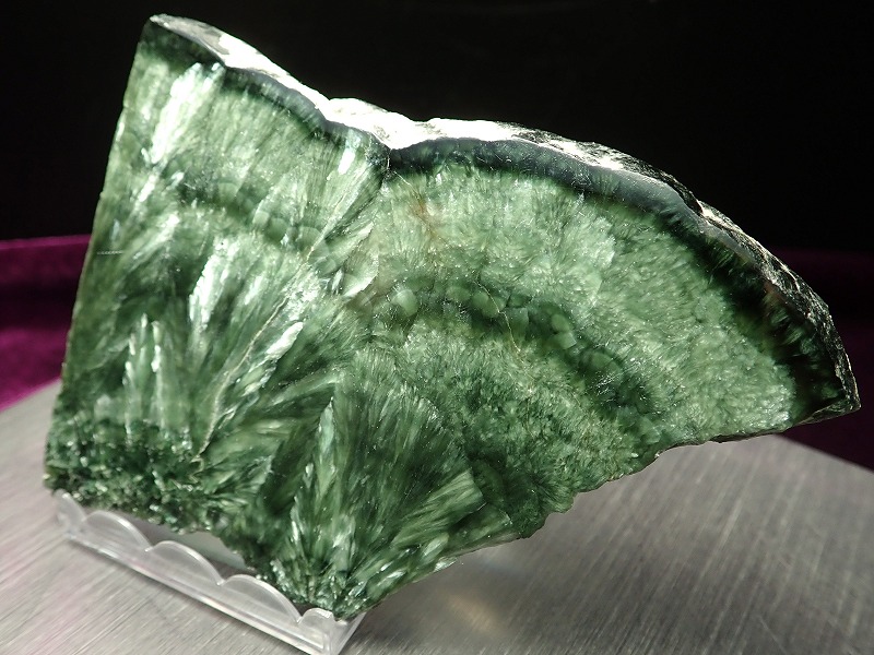 セラフィナイト(クリノクロア・天使の羽)磨きプレート 台座付き 重さ91g 斜緑泥石 人生に平穏を与える石 神秘的で高貴な美しさ ロシア産