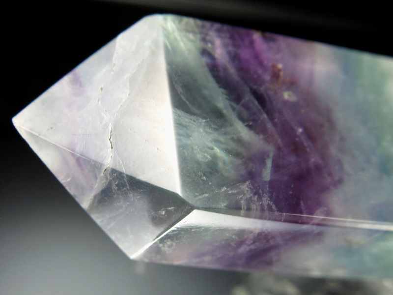 虹入り 希少 エンジェルフェザーインフローライト オベリスク 高さ113mm 重さ110g エメラルドグリーン・ライトグリーン・パープルフローライトに浮かぶ純白の天使の羽 石花蛍石 アメリカ産