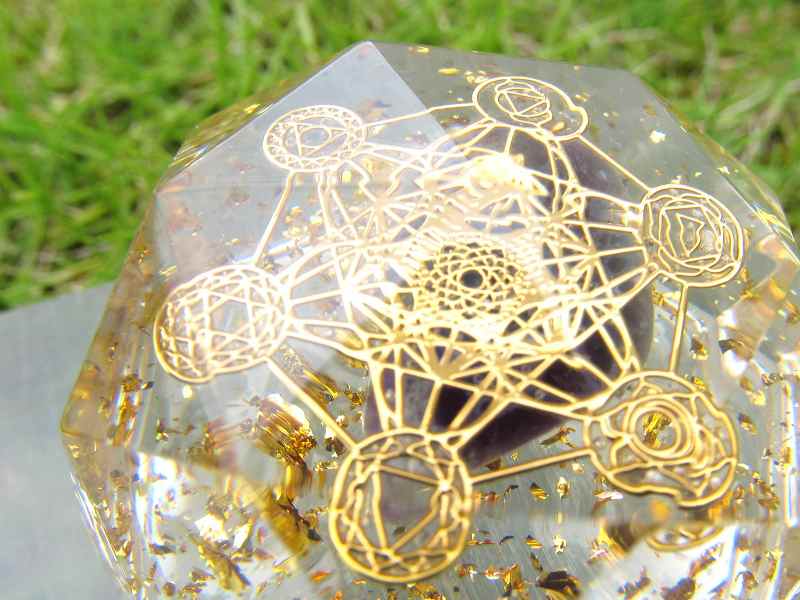 神聖幾何学系 多面体オルゴナイト (アメジストタンブル入り メタトロン) 直径約5cm 運気上昇や精神的健康の増進 風水にも