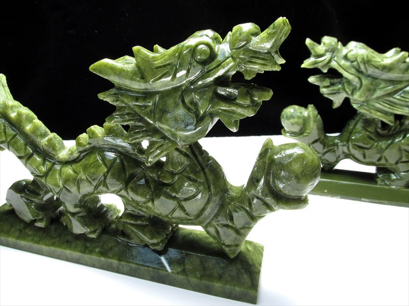 勇ましい表情タイプ 玉持ち龍神 サーペンティン(蛇紋石)龍彫刻置物 400-650g前後 縦約19cm×横約2.5cm×高さ約11cm 渋めの抹茶グリーン インテリアに