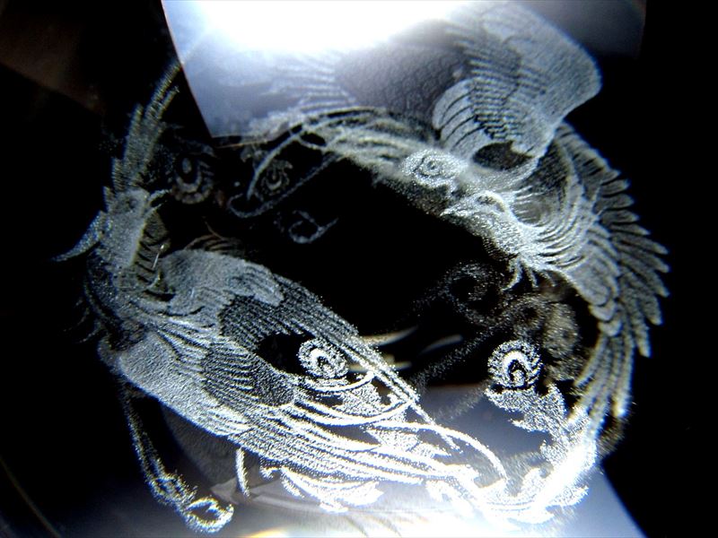 2羽の鳳凰 クリスタルガラス製 丸玉 専用台座付き 直径約80mm レーザー彫刻 幻想的に浮かび上がる彫刻 吉祥の霊鳥 夫婦和合の象徴 置物 人工水晶 inmy