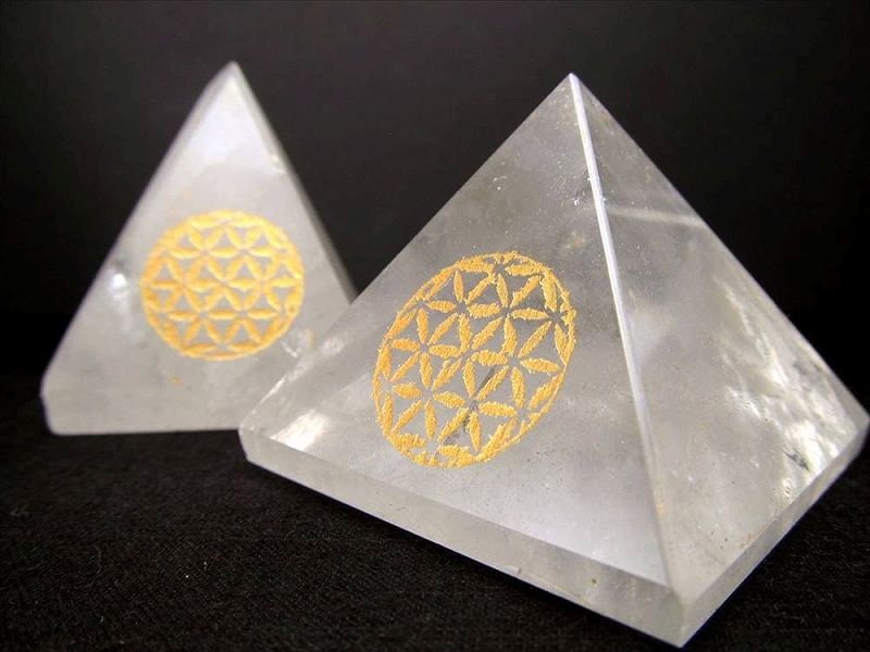 ヒマラヤ水晶 ピラミッド置物 フラワーオブライフ（神聖幾何学）デザイン 重さ 約80g-100g パワフルなピラミッドパワー 浄化力の強い希少水晶 ヒマラヤ山脈産