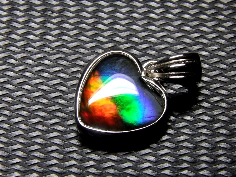 生物起源の宝石 5A アンモライト ハート型ペンダントトップ アンモライト石部分縦横10mm Silver925 カナダ産