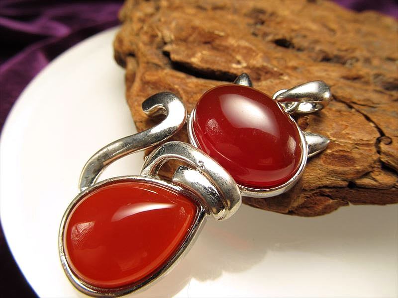 レッドカーネリアン にゃんこペンダントトップ 縦約44mm(バチカン含まず) 1個売り にゃんこモチーフ つやつや猫ちゃん ブラジル産