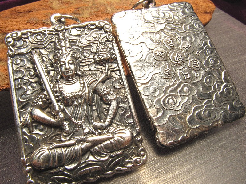 高品質シルバー 虚空蔵菩薩 彫刻 ペンダントトップ 無限の徳と智慧 両面彫刻 キーホルダーにも使える大き目サイズ Silver925