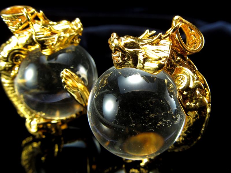 ゴールド 天然水晶を抱えた龍 ペンダントトップ サイズ:縦約30ミリ前後 水晶の直径約20ミリ前後 透明水晶に龍が巻き付く最高の運気アップアイテム