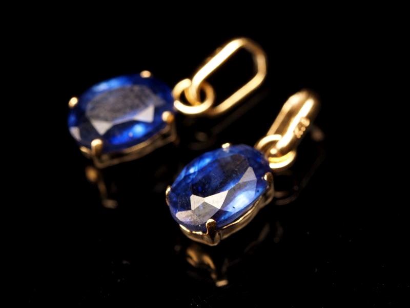 ロイヤルクラス サファイア ペンダントトップ オーバルカット型 石サイズ縦約6mm 18金ゴールド 濃厚結晶 勝利を呼ぶ石 ミャンマー産