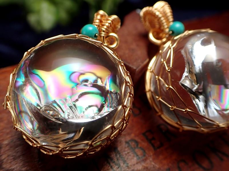 ゴールドカラー アイリスクォーツ ボール型ワイヤーラップ ペンダントトップ 石サイズ直径約19mm-21mm 1個売り 虹色に輝くアイリスクォーツ 超透明天然水晶使用 希望で未来を照らす石 ブラジル産