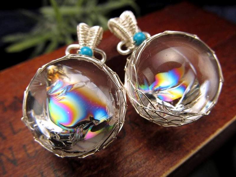 シルバーカラー アイリスクォーツ ボール型ワイヤーラップ ペンダントトップ 石サイズ直径約19mm-21mm 1個売り 虹色に輝くアイリスクォーツ 超透明天然水晶使用 希望で未来を照らす石 ブラジル産