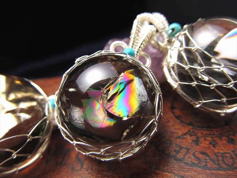 シルバーカラー スモーキーアイリスクォーツ ボール型ワイヤーラップ ペンダントトップ 石サイズ直径約19mm-21mm 1個売り 虹色に輝くアイリスクォーツ 超透明天然煙水晶使用 希望で未来を照らす石 ブラジル産