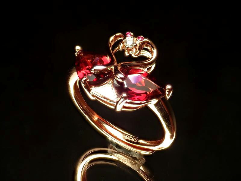 激安宣言 5A アルマンダインガーネット ツインスワンモチーフ(ドロップカット)リング 石サイズ縦約8mm 1個売り 調整可能フリーサイズ SILVER925 ピンクゴールドカラー 優雅な白鳥モチーフ インド産 geki-7070C24