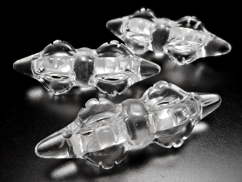 天然水晶法器彫り クリスタル五鈷杵 ヴァジュラ サイズ約24-27mm×9-11mm 1個売り 大人気 彫り物 パワーストーン 天然石