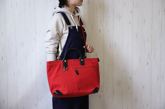 赤いバッグ