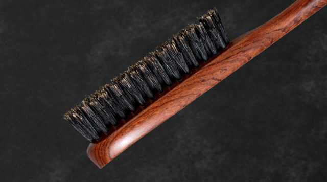 ウエダ美粧堂の新発売 ! 天然猪毛をふんだんに使うことにより、地肌の