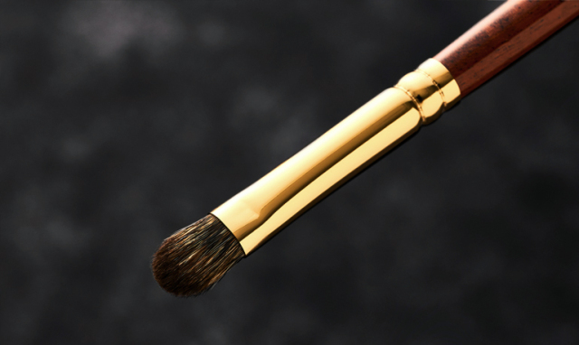 ウエダ美粧堂の新発売 ! マルチに活躍する小ぶりなアイシャドーブラシ