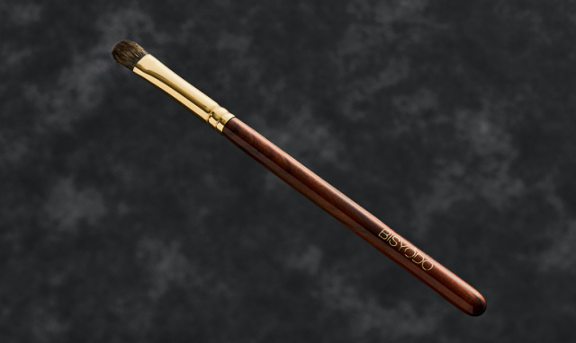 ウエダ美粧堂の新発売 ! マルチに活躍する小ぶりなアイシャドーブラシ