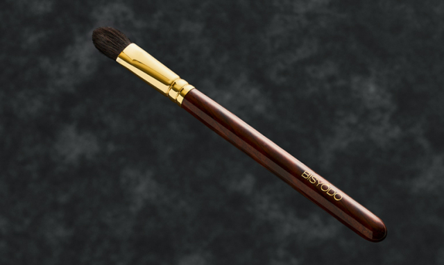 新発売 ! ウエダ美粧堂のアイシャドーブラシ（トライアングル）
