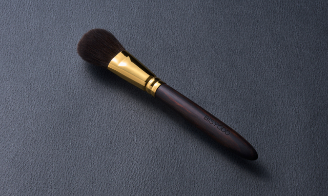 ウエダ美粧堂の高級メイクブラシGRANDシリーズの灰リスの丸平チーク