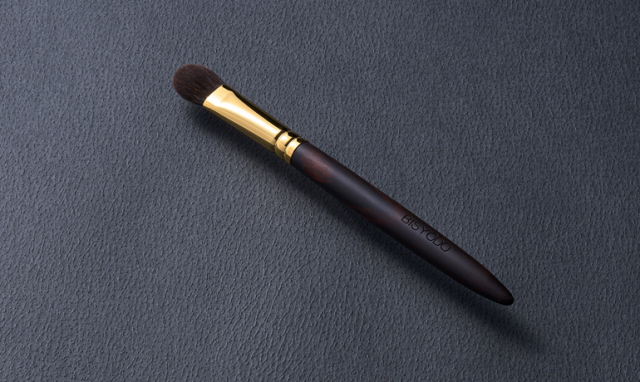 ウエダ美粧堂の高級メイクブラシGRANDシリーズの灰リスの丸平型アイ