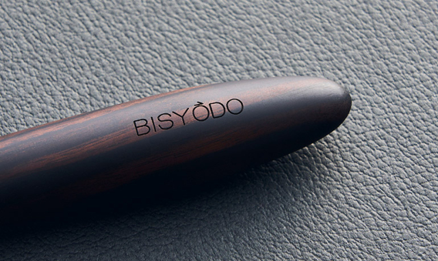 ウエダ美粧堂の高級メイクブラシGRANDシリーズの灰リスの丸平チーク