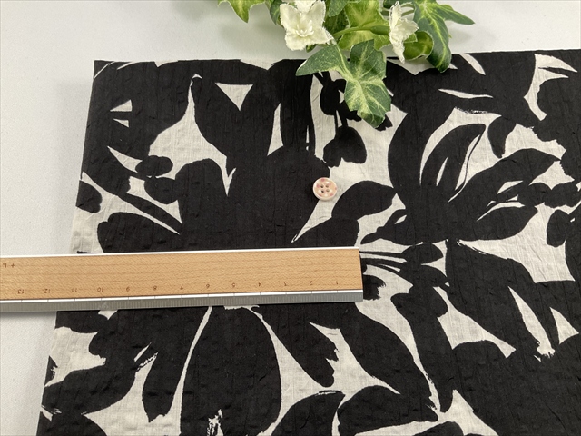 綿ローンミラクルウェーブ生成りにブラックフラワー