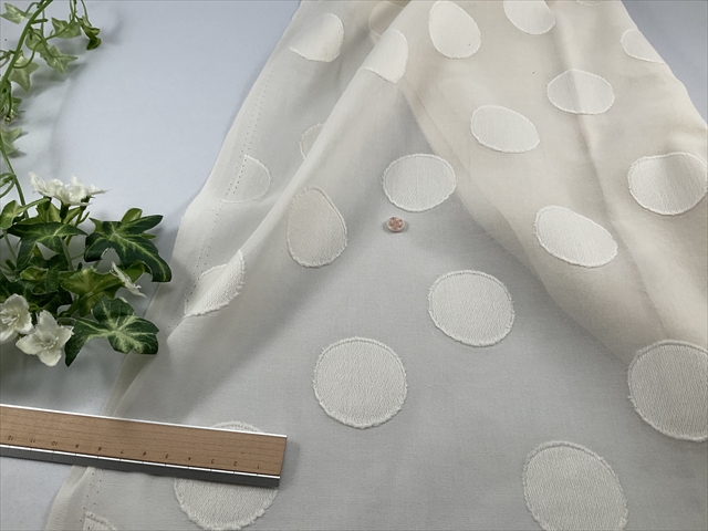 綿ボイルカットジャガード水玉生成り