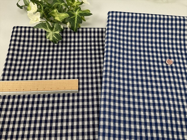 さらっとしたギンガムニット