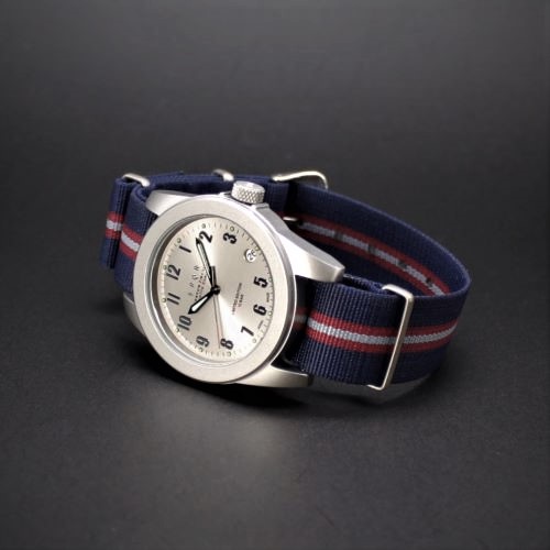 【SPQR超定番 カスタマイズ ウォッチ】　初代復刻版文字盤　入手至難 英国工場から調達のバンド搭載　SPQR  masterpiece 初代文字盤２タイプ ×英国製 NATOレジメンタルバンド ９色