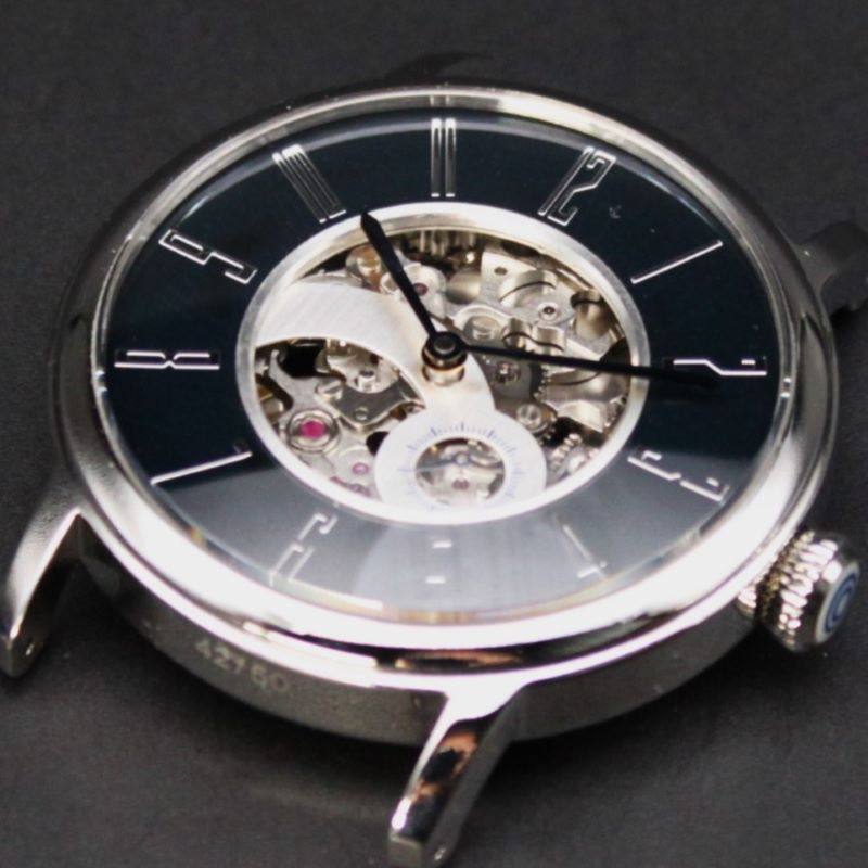 ＜手巻付自動巻＋小秒針　 木曽漆文字盤　両面シースルー＞　有田焼白磁・蛇の目紋竜頭 × 濃紺グレージングクロコダイル 【SPQR urushi  kiso Skeleton】  【限定1本】　