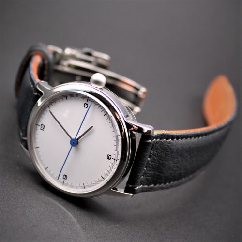 【SPQR 20周年 世界的デザイナー五十嵐威暢デザイン 手巻付自動巻 】 ブルー天秤秒針が象徴的な機械式 ・ 裏蓋スケルトン× SOMES別注・国産高級車シート革 ・最高級濃紺クロコダイル・ステンレスメッシュ　【限定5本】