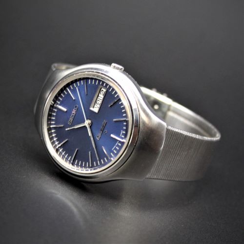 【SEIKOが誇る 50年前のクオーツ創世記の 貴重な歴史的名品 3823-7001A　今や入手至難品】　ブルー文字盤・柔らかな肌触りのオリジナル・ステンレスメッシュバンド装着・美品　　【公式サイト標準価格×30%LESS】　【限定1本】