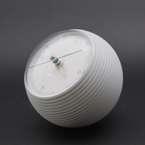 【 五十嵐威暢デザイン　外径φ10cm　卓上置時計 】 静かに廻るブルー天秤秒針スイープ運針が地球の自転を象徴　＜earth clock  WHITE＞　インテリア＆贈答品にオススメ