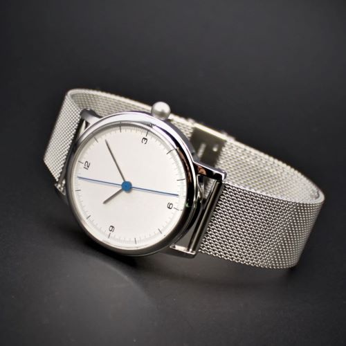 【 世界的アーティスト 五十嵐威暢デザイン】　手巻付自動巻 ブルー天秤秒針/機械式　earth watch・白文字盤 × ステンレスメッシュ　　【展示品30%LESS　限定1本】　　