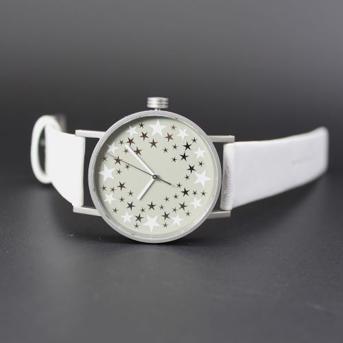 【五十嵐威暢 が JR札幌駅 の壁面に作成した星の大時計のウォッチ版】　春の装いに最適　札幌駅　星の大時計グレイ文字盤　ケース外径φ37ｍｍ × 薄型ホワイトカーフ　【商談用20％OFF】　限定2本