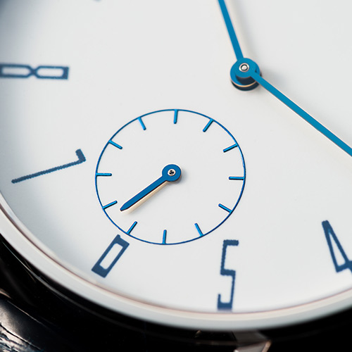 【 SPQR×有田焼の名門窯元 と共同開発　プロト原始モデル　マット仕上げ　貴重な保管品 】　　有田焼文字盤 を搭載したφ37mm男女兼用サイズ　 SPQR 有田焼スモールセコンド × 薄型ステンレスメッシュバンド 　【プロト価格 限定1本】