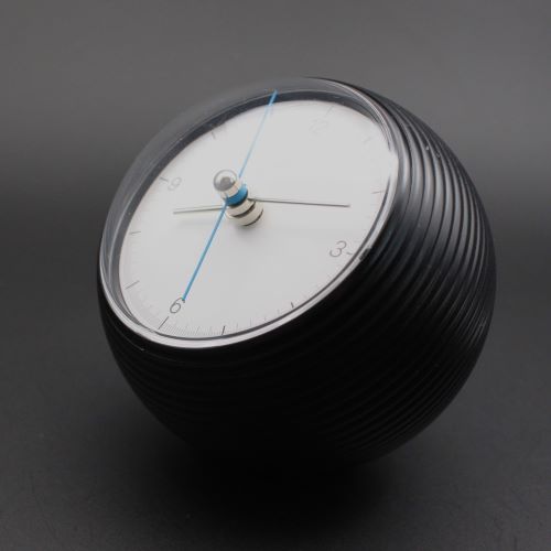 【 五十嵐威暢デザイン　外径φ10cm　卓上置時計 】 静かに廻るブルー天秤秒針スイープ運針が地球の自転を象徴　＜earth  clock  BLACK＞　インテリア＆贈答品にオススメ