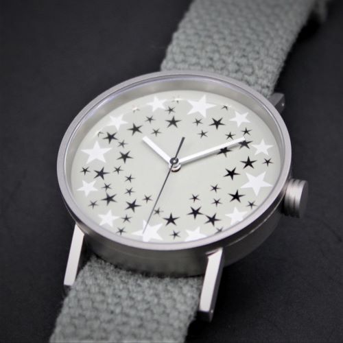 【NEW 新色 2タイプの星印刷】 《SPQR公式サイト限定》 五十嵐 威暢 デザイン JR札幌駅の壁面に57個の星が煌めく星の大時計・グレイ文字盤バージョン　 φ37mm × 一澤信三郎帆布　【 京都の老舗カバン店とコラボ・人気カラー 厳選5色 】