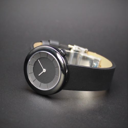 スタイリッシュなオールブラック　H.HARAデザイン【20気圧強化防水×ねじ式りゅうず・BKケース×BK文字盤×BKウレタンベルト・ワンプッシュ観音開き】　　　【展示用 50％LESS　残り2本】