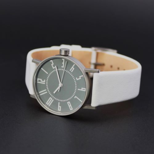 【グッドデザイン賞2006年受賞　春の装いにぴったり　 五十嵐　威暢 ベーシックデザイン 】   eki  watch  30mm グレイ文字盤　×  ホワイト・カーフ　　商談品20%LESS　【限定2本】