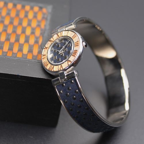 【原 久デザイン　伝統工芸の甲州印伝 レディス　ローマ数字・彫刻ベゼル＋シルバー模様文字盤 ・針× 印伝貼付けバングル（ワンタッチ開閉）】　　【特別価格50%LESS　1本限定】　