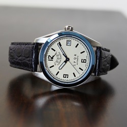 【SPQRロングセラー　イチバン人気の手巻付自動巻パワーリザーブの鮮やかなマリンブルーベゼル】 Ventuno pr DX　ブルーベゼル × 高級クロコダイル・SOMES別注バッファロー【限定1本】