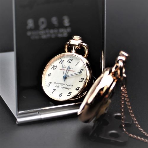 【世界の 日本の 時計ジャンルで稀有な  逆転時計】　ダ・ヴィンチの鏡文字が盤面で蘇る　【 SPQR　Da　vinci　contrario 】　　ネックレスとして首に提げ　おしゃれ小物と実用を演出　メタルチェーン仕様　【5色】　