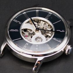 ＜手巻付自動巻＋小秒針　 木曽漆文字盤　両面シースルー＞　有田焼白磁・蛇の目紋竜頭 × 濃紺グレージングクロコダイル 【SPQR urushi  kiso Skeleton】  【限定1本】　