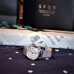 【SPQR １２時りゅうず φ28mm絶妙サイズ ・ THE　SPQR のコンセプトを踏襲  シンプル・レトロ　懐かしいデザイン】　 SPQR　Ｕｂｕｄ-Ｑ × シルバー文字盤・ブラック文字盤  × ステンレスメッシュ