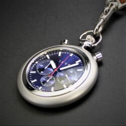 【エクゼクティブに相応しいおしゃれポケットクロノ　5気圧防水】 SPQR　POCKET CHRONO　 高級国産車SOMESシート革ストラップ　２カラー選択可能　 商談品につき30%LESS　限定１本