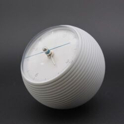 【 五十嵐威暢デザイン　外径φ10cm　卓上置時計 】 静かに廻るブルー天秤秒針スイープ運針が地球の自転を象徴　＜earth clock  WHITE＞　インテリア＆贈答品にオススメ