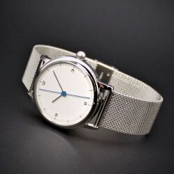 【 世界的アーティスト 五十嵐威暢デザイン】　手巻付自動巻 ブルー天秤秒針/機械式　earth watch・白文字盤 × ステンレスメッシュ　　【展示品30%LESS　限定1本】　　