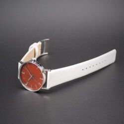 SPQRが繋げた日本の伝統工芸の競演！　凛としてスタイリッシュでエレガント　SPQR　arita × urushikiso 紅樺色（べにかばいろ） 　バンドは滑らかなミラネーゼメッシュ 及び 漆文字盤を映えさせるに相性のいいホワイトレザー の二本立て　【限定1本】