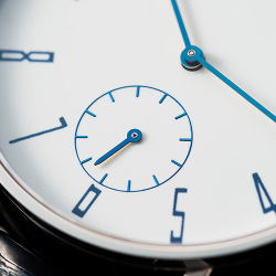 【 SPQR×有田焼の名門窯元 と共同開発　プロト原始モデル　マット仕上げ　貴重な保管品 】　　有田焼文字盤 を搭載したφ37mm男女兼用サイズ　 SPQR 有田焼スモールセコンド × 薄型ステンレスメッシュバンド 　【プロト価格 限定1本】