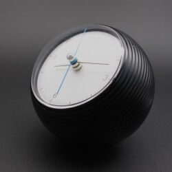 【 五十嵐威暢デザイン　外径φ10cm　卓上置時計 】 静かに廻るブルー天秤秒針スイープ運針が地球の自転を象徴　＜earth  clock  BLACK＞　インテリア＆贈答品にオススメ